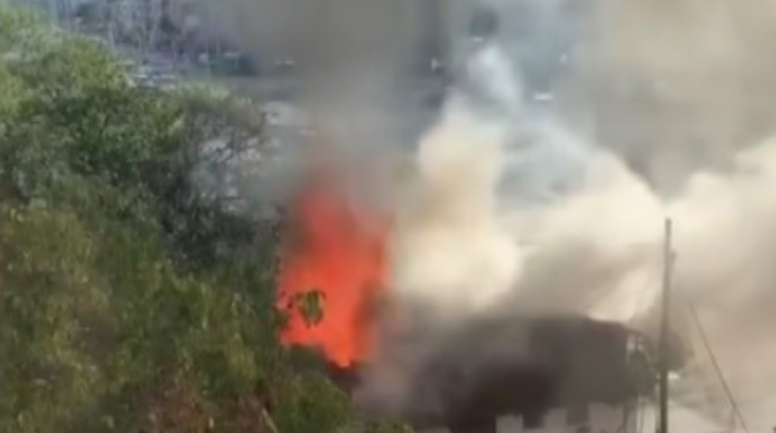 Antalya’da mobilya deposunda yangın