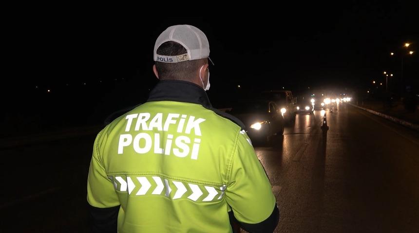 Yüz yüze eğitim öncesi binlerce kişi yollara akın etti: Kilit kavşakta trafik yoğunluğu