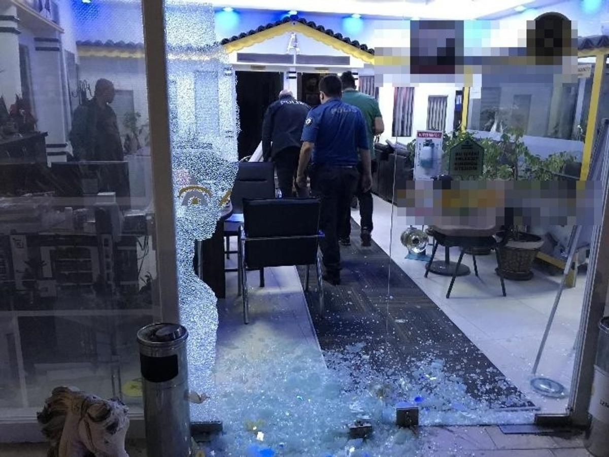 Kuşadası&rsquo;nda emlak ofisi kurşunlandı