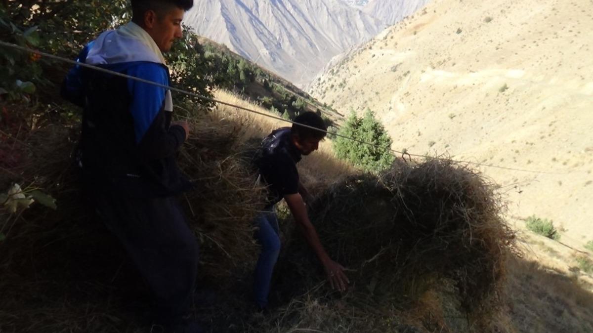 (&Ouml;zel) Teleferikle dağdan ot indirirken az daha canından oluyordu