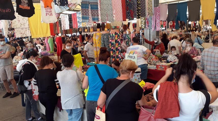 Maske var ama... Semt pazarında endişelendiren manzara!