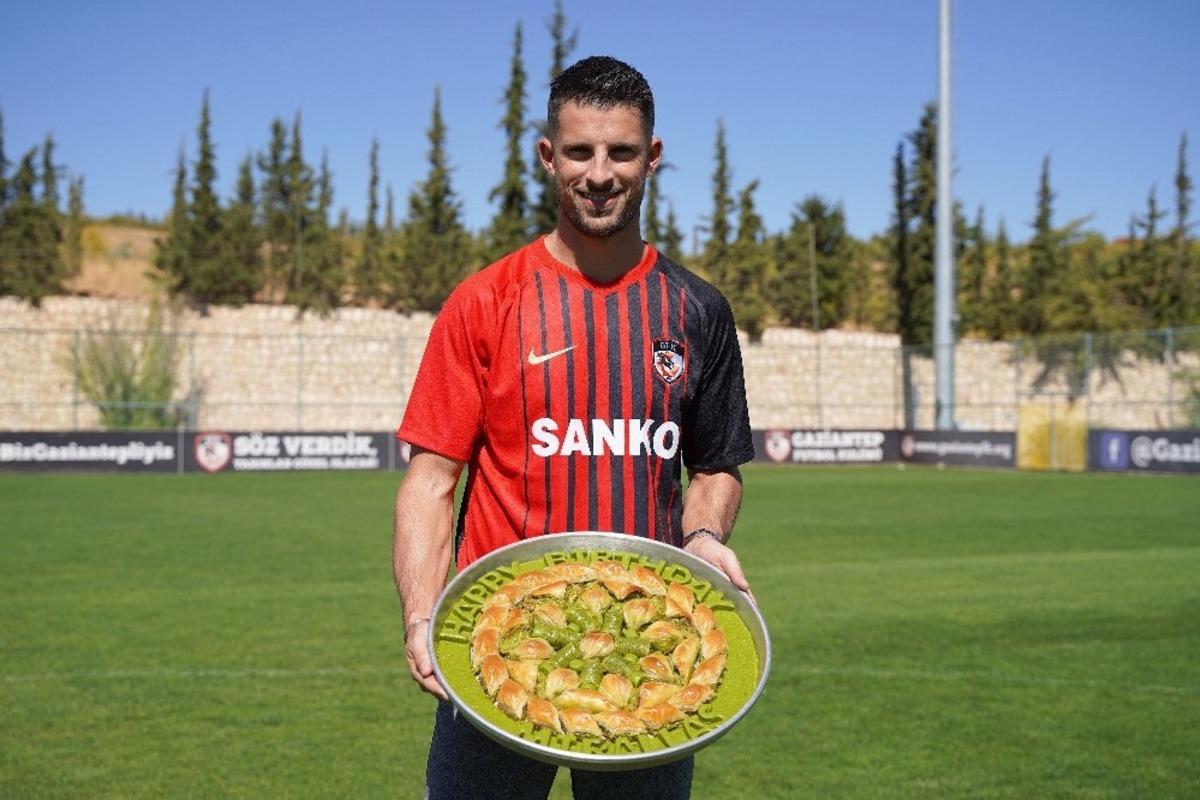 Mirallas&rsquo;ın transferi d&uuml;nya basınını şaşkına &ccedil;evirdi
