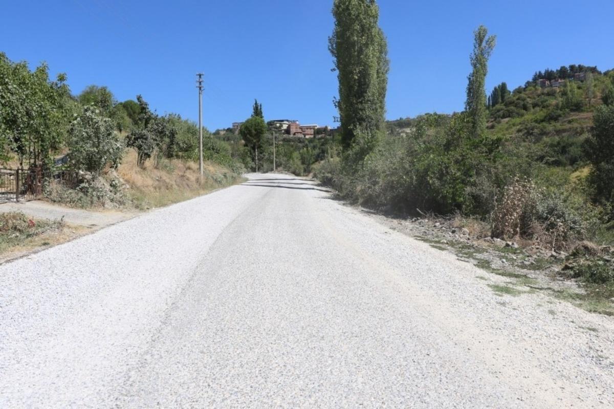 Trakt&ouml;rlerin bile gidemediği yol yenilendi