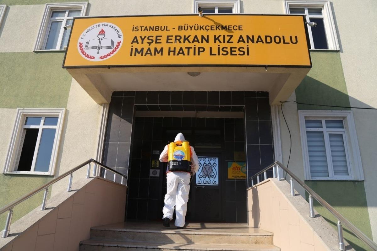 B&uuml;y&uuml;k&ccedil;ekmece&rsquo;deki okullar dezenfekte edilmeye devam ediyor
