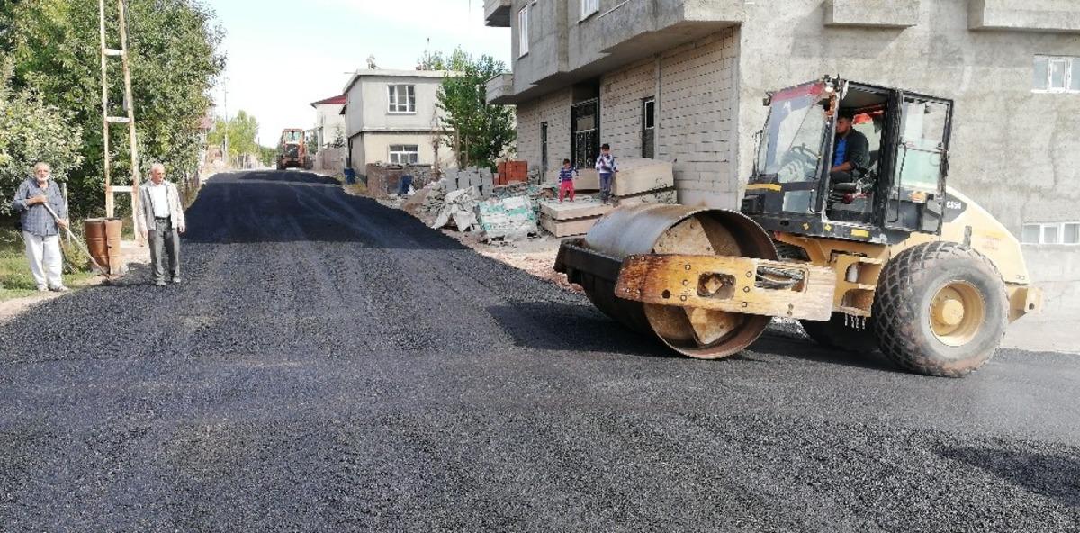 Ahlat Belediyesinden asfalt &ccedil;alışması
