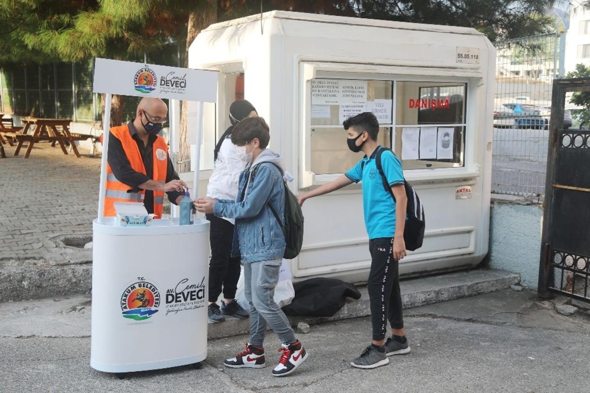 Y&uuml;z y&uuml;ze eğitim i&ccedil;in okullarına gelen &ouml;ğrencileri Atakum Belediyesi karşıladı