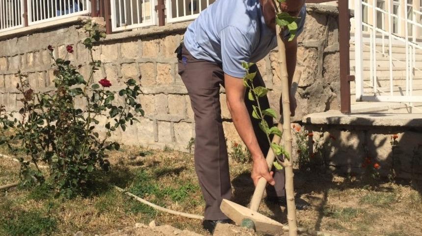 Okul m&uuml;d&uuml;r&uuml; geleceğe nefes olmak i&ccedil;in fidan dikti, can suyu verdi