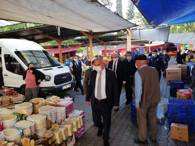 Başkan Bozkurt pazar yerini denetledi