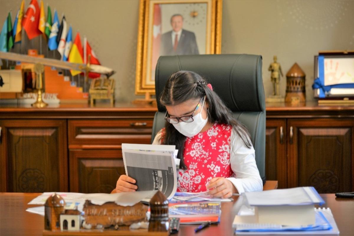 Vali Şent&uuml;k, koltuğu kız &ccedil;ocuklarına devretti