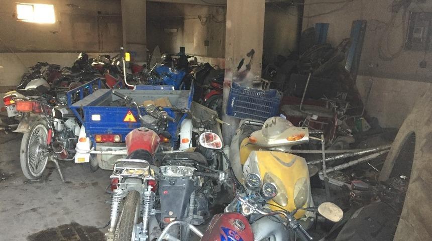 &Ccedil;aldıkları motosikletleri bırakıp ka&ccedil;tılar