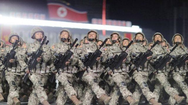 Kuzey Kore milli günler ve bayramları çok gösterişli askeri geçit törenleriyle kutluyor