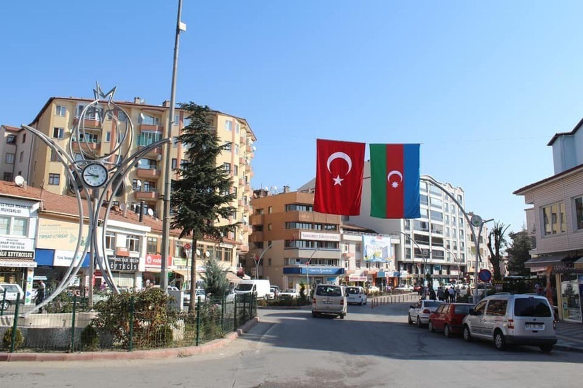 Sungurlu T&uuml;rk ve Azerbaycan bayrakları ile donatıldı