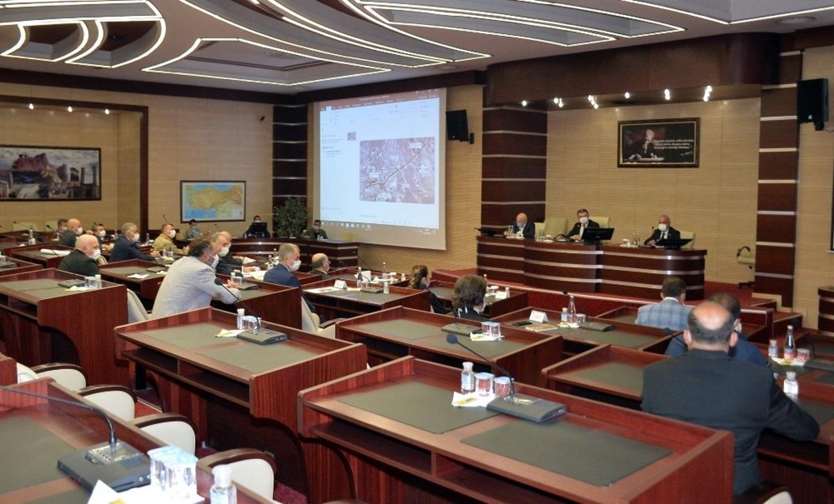 Vali Okay Memiş, Şehir Hastanesi Yolu inşaat &ccedil;alışmalarını yerinde inceledi