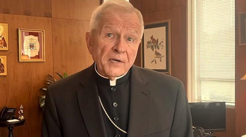 Rahibin 2 kadınla birlikte cinsel ilişkiye girdiği sunak ateşe verildi 