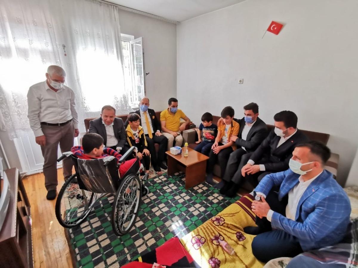Milletvekili Ceylan&rsquo;dan m&uuml;lteci &ccedil;ocuğa tekerlekli sandalye