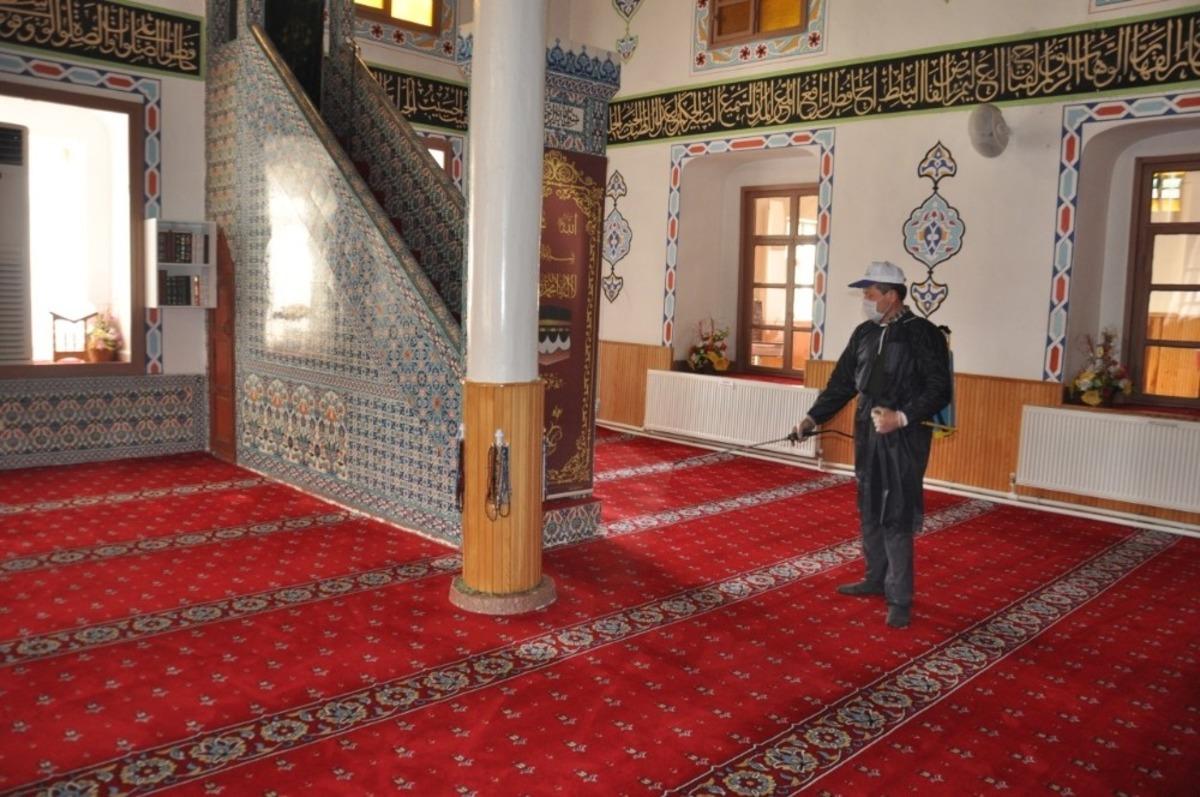 Bayat&rsquo;ta t&uuml;m camiler dezenfekte edildi