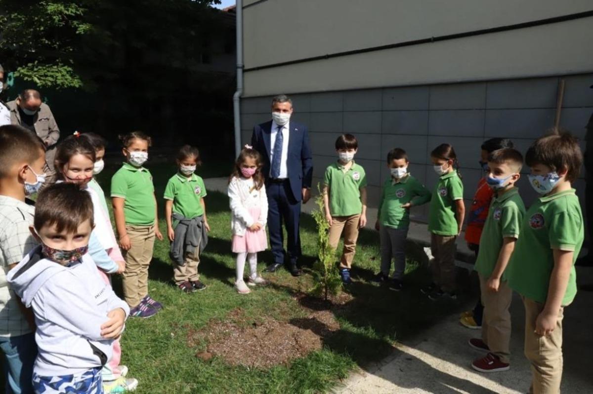 Vali Atay orman yangınlarına dikkat &ccedil;ekti &ouml;ğrencilerle fidan dikti