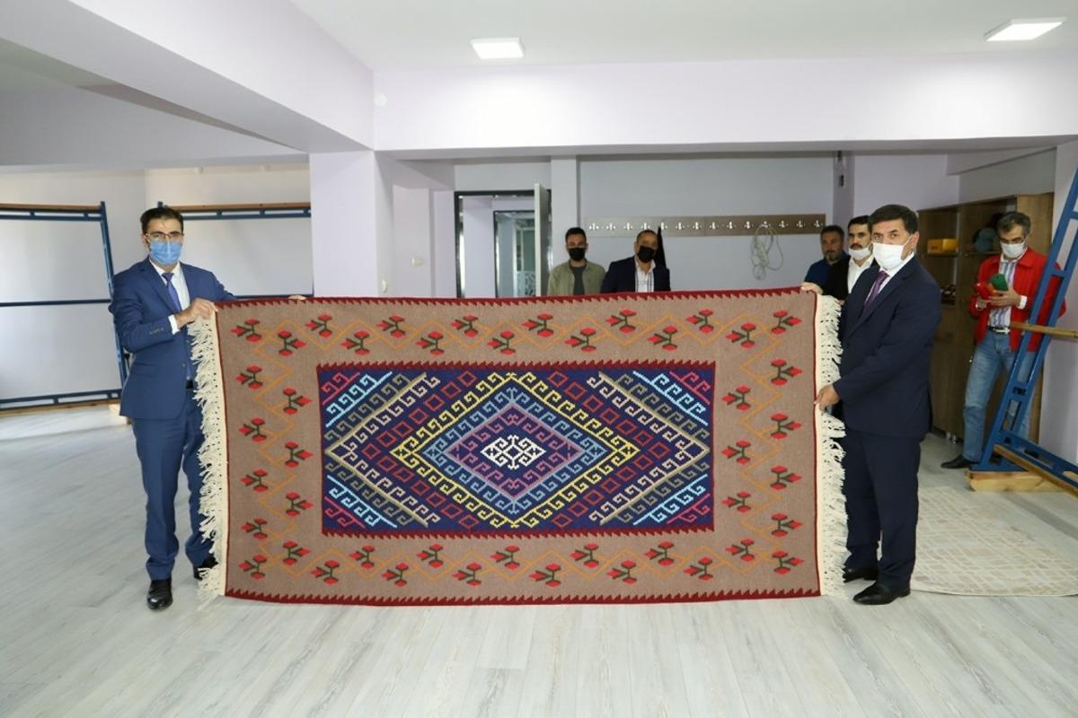 Cengerli Kilimi d&uuml;nyaya a&ccedil;ılıyor