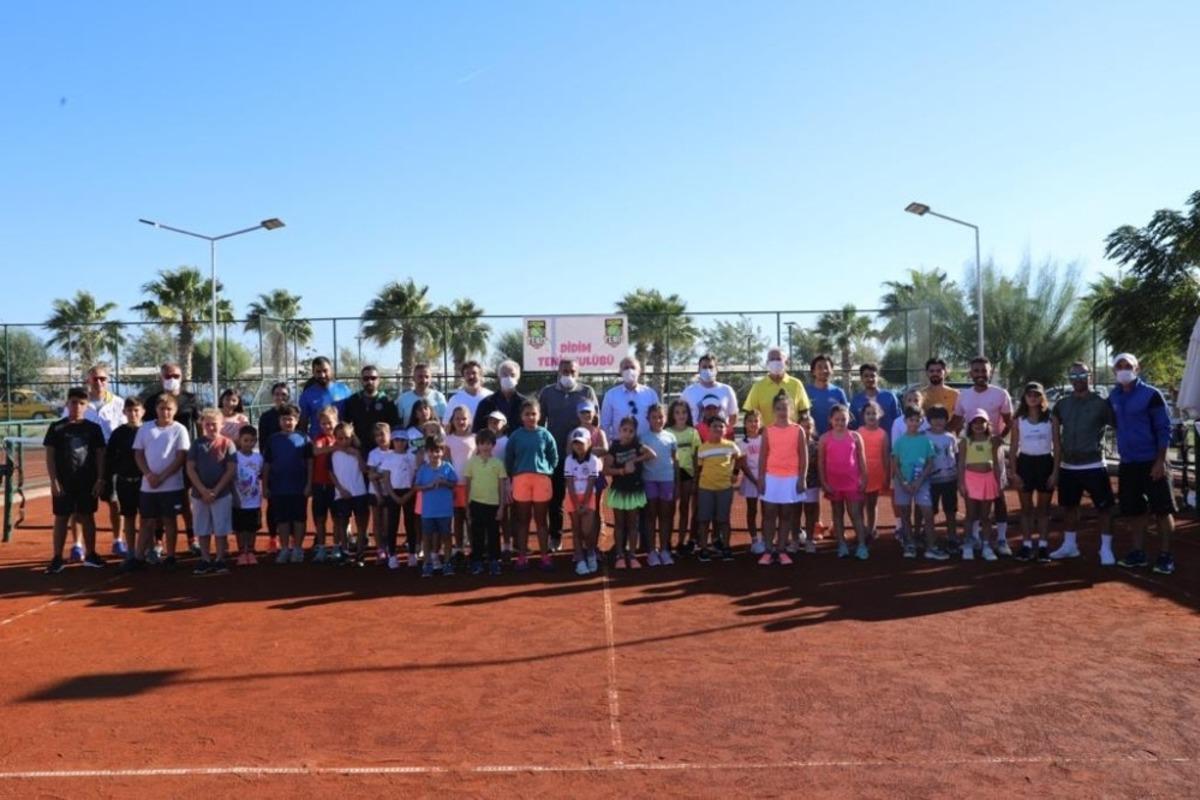 Başkan Atabay tenis şenliğine katıldı