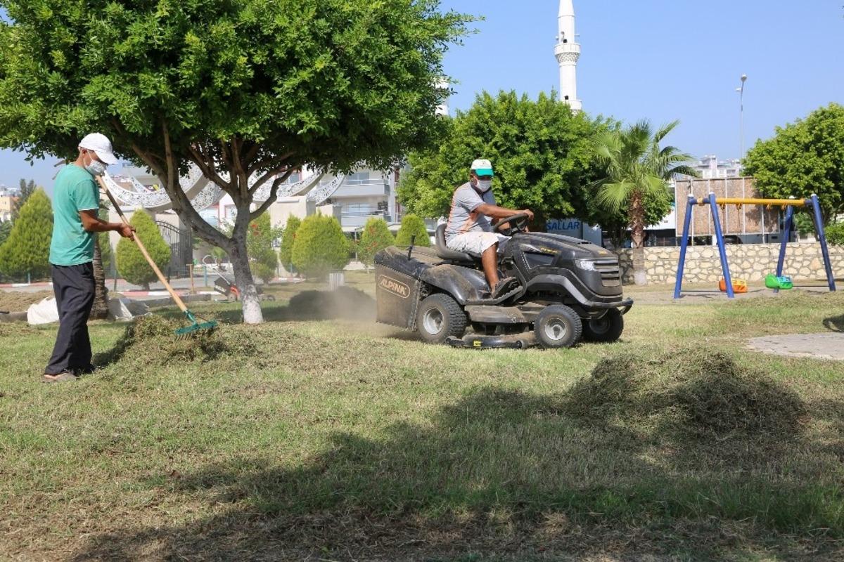 Erdemli&rsquo;de sahil bandı ve sosyal alanlarda bakım &ccedil;alışmaları s&uuml;r&uuml;yor