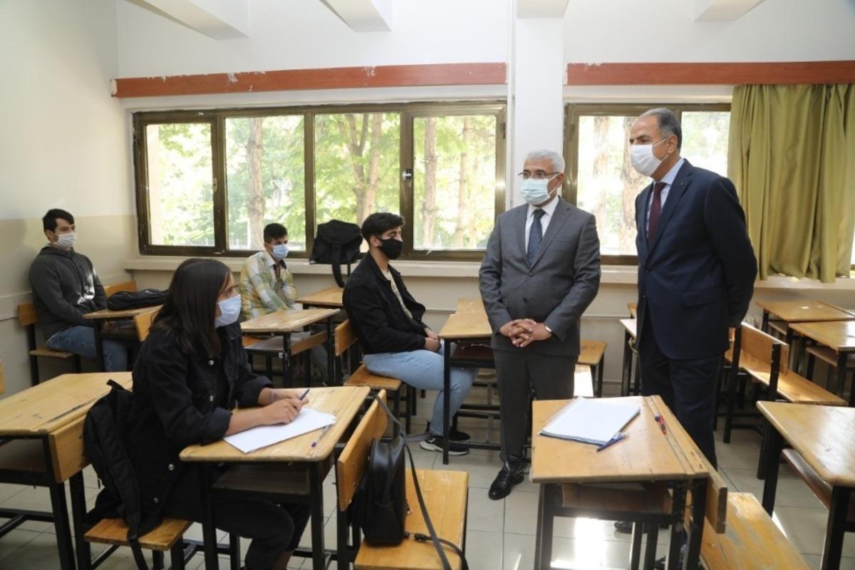 Başkan G&uuml;der y&uuml;z y&uuml;ze eğitime başlayan &ouml;ğrencileri yalnız bırakmadı