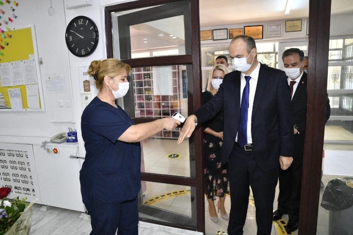 Vali Canalp&rsquo;ten okullara ilk g&uuml;n denetimi