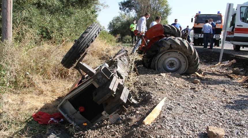 Trakt&ouml;r ikiye ayrıldı, baba oğul ağır yaralandı