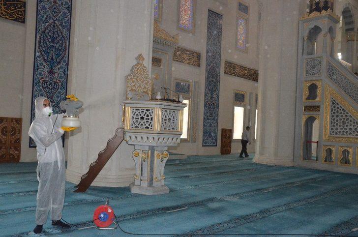 Korona virüse karşı camiler dezenfekte ediliyor G1