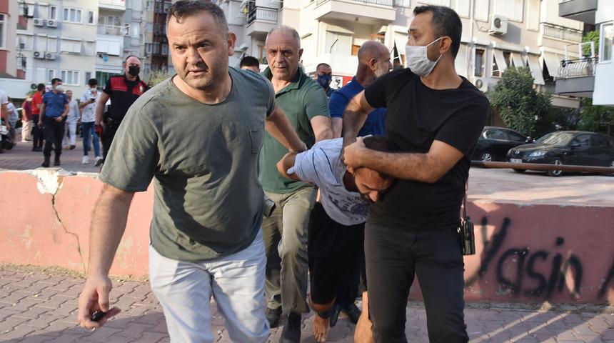 Emniyetten elleri kelep&ccedil;eli ka&ccedil;tı, arkadaşının evinde yakalandı