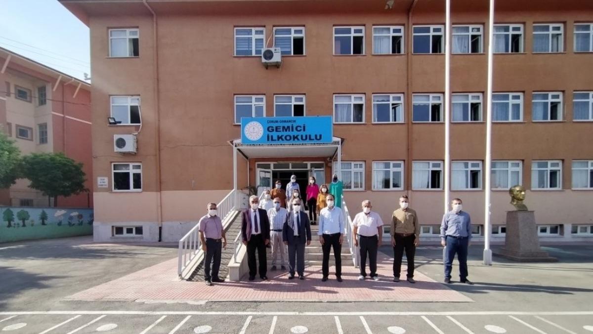 Milli Eğitim M&uuml;d&uuml;r&uuml; Makineci &ouml;ğrencilerle fidan dikti