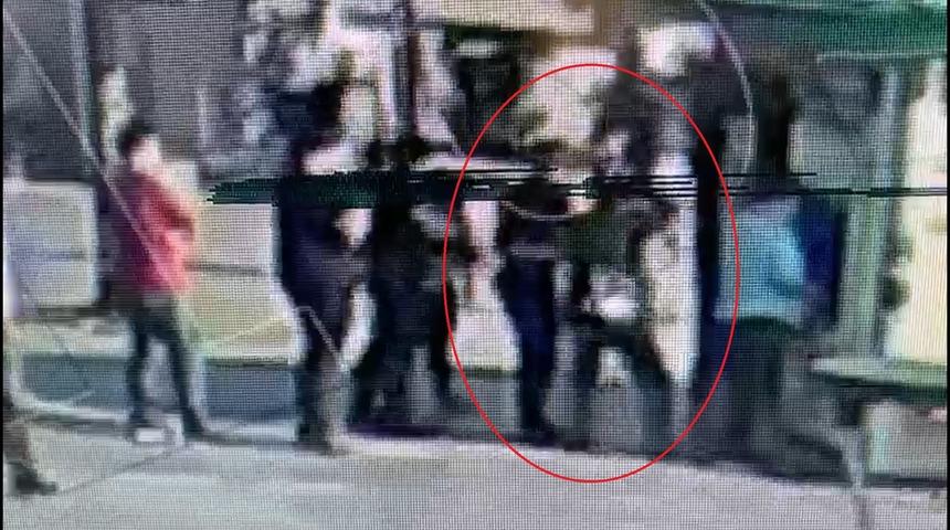 Bursa'da kadını taciz edip ardından gasp etmeye &ccedil;alışan şahsın yakalanma anı kamerada