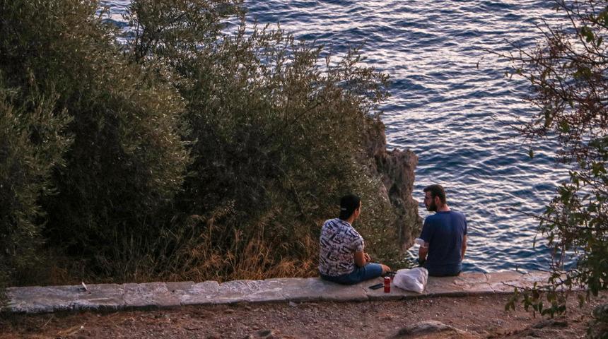 Antalya'da 20 metreden d&uuml;ş&uuml;p yaralanan kişiye aldırış etmeyip aynı noktada oturdular