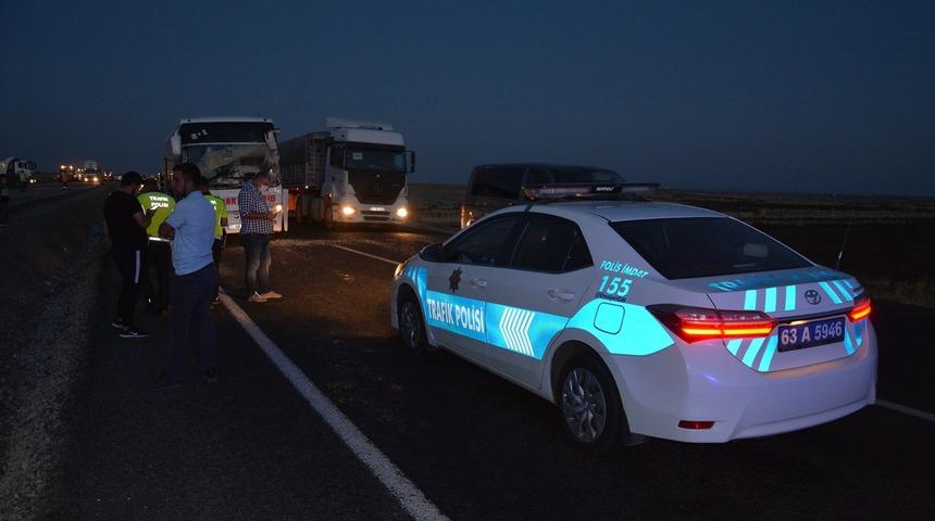 Şanlıurfa’da feci kaza! Yolcu otobüsü ile TIR çarpıştı: 1 yaralı