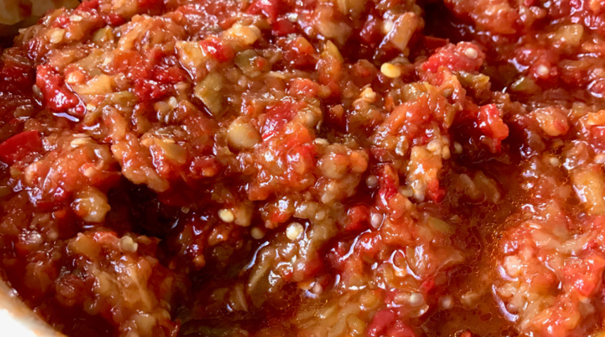 5 dakikada yapılıyor! Kahvaltı sofrasının vazgeçilmezi: Acuka tarifi