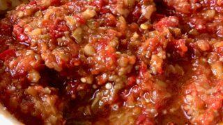 5 dakikada yapılıyor! Kahvaltı sofrasının vazgeçilmezi: Acuka tarifi