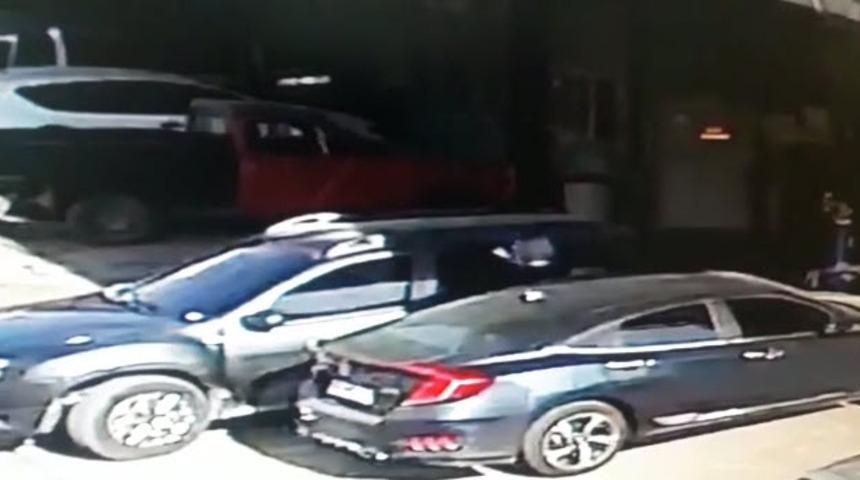 Otomobilden 150 bin lira &ccedil;alan hırsızlar g&uuml;venlik kamerasına yakalandı