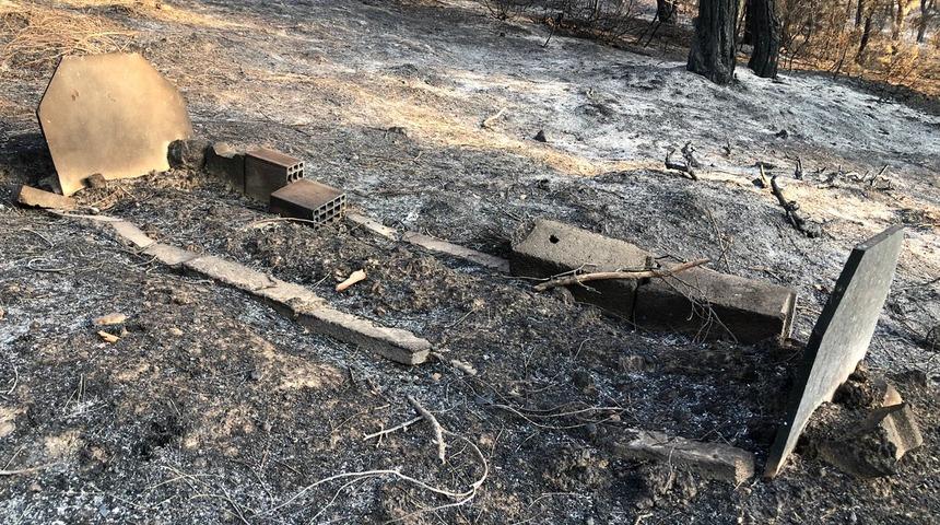 Hatay&rsquo;daki orman yangınında mezarlıklar da zarar g&ouml;rd&uuml;