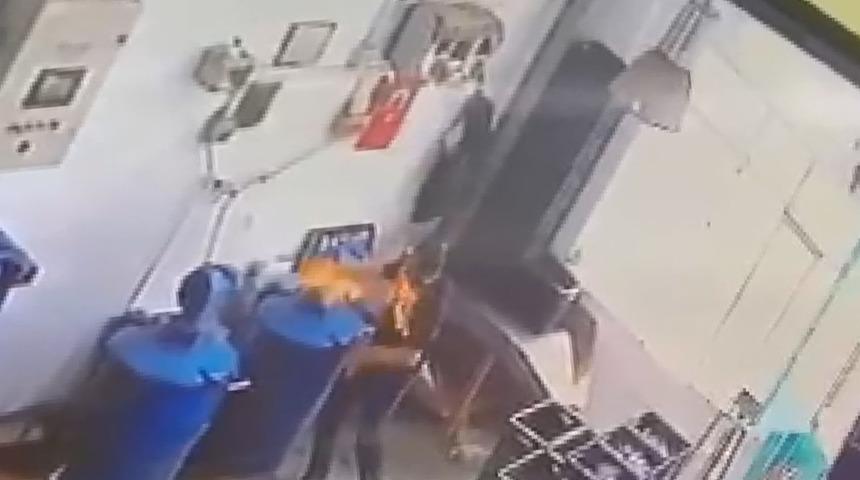 Ellerine dezenfektan d&ouml;k&uuml;p, atıkları yakmaya &ccedil;alışınca alev alev yandı