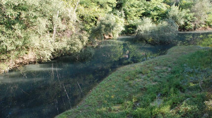 Bartın ırmağını g&ouml;ren g&ouml;zlerine inanamadı! Simsiyah akıyor