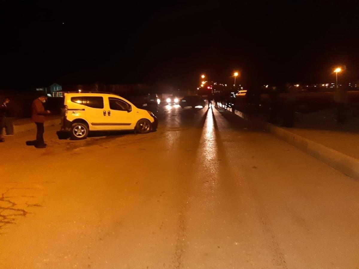 Van&rsquo;da kamyonetle otomobil &ccedil;arpıştı: 4 yaralı