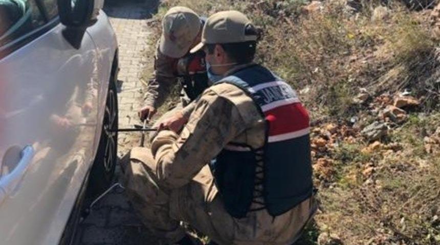 Jandarma ekipleri lastiği patlayan s&uuml;r&uuml;c&uuml;ye yardım etti