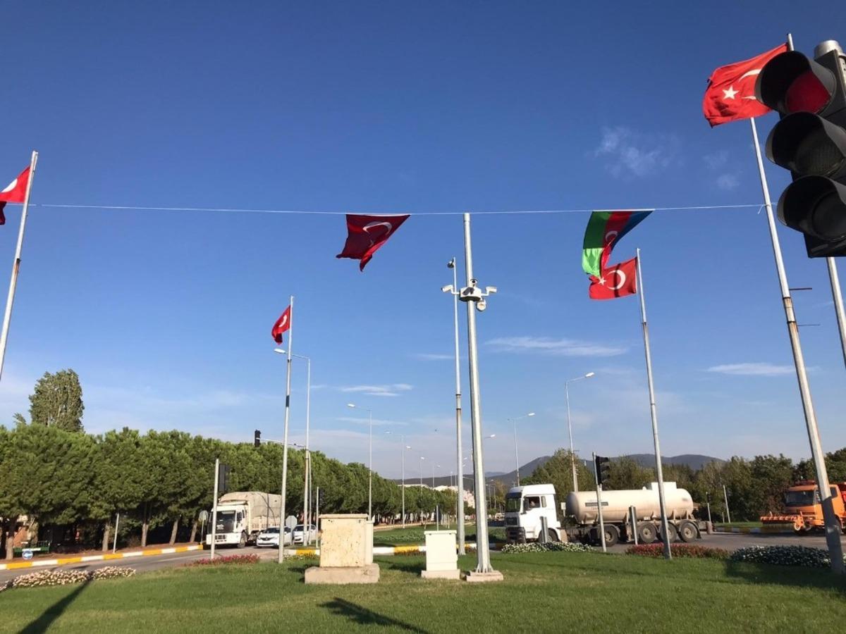 Kepsut&rsquo;un girişine T&uuml;rk ve Azerbaycan bayrağı asıldı