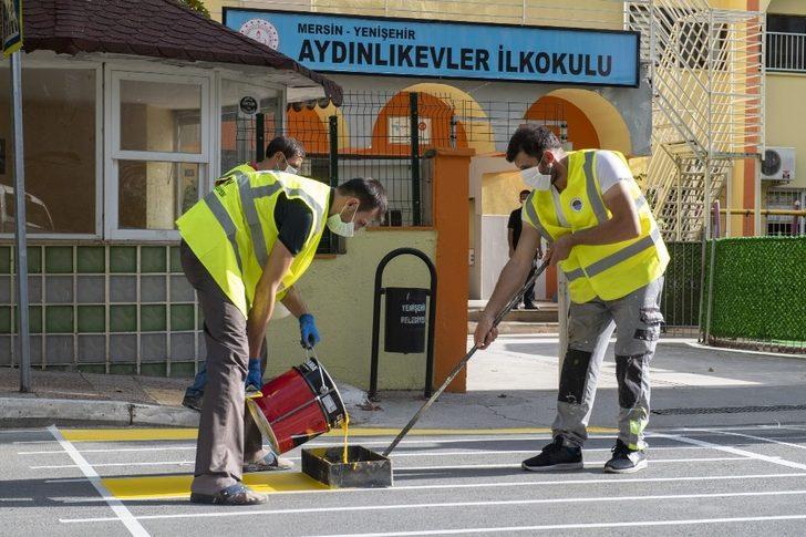 Büyükşehir Belediyesi yaya çizgilerini yeniliyor, okul önlerine uyarı levhaları yerleştiriyor G2