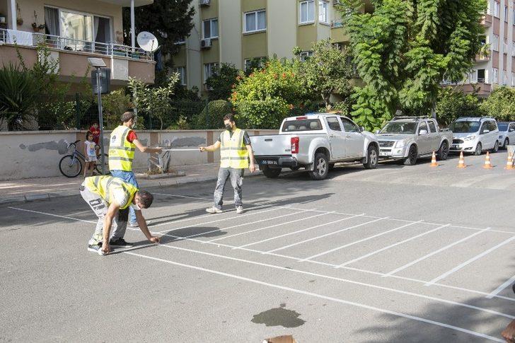 Büyükşehir Belediyesi yaya çizgilerini yeniliyor, okul önlerine uyarı levhaları yerleştiriyor G4