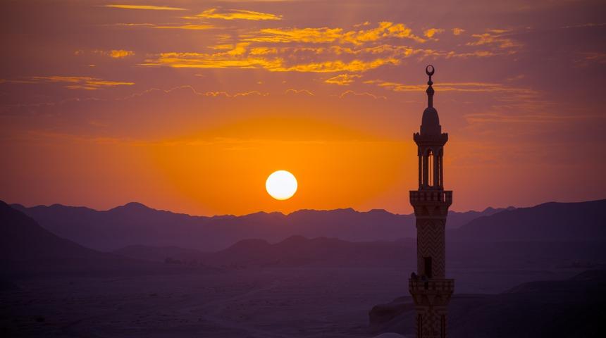 Zilzal suresi okunuşu: Zilzal suresi Arapça yazılışı ve Türkçe anlamı ile meali, tefsiri, faziletleri