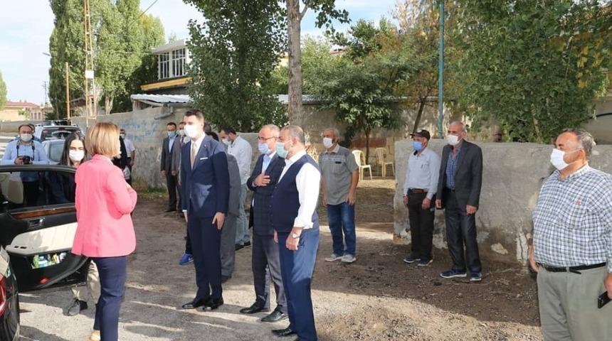 Vali Becel, Karaca&ouml;ren k&ouml;y&uuml;n&uuml; ziyaret etti