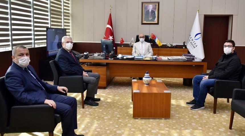 Rekt&ouml;r Ata&ccedil; T&Uuml;BİTAK-2242 birincilik &ouml;d&uuml;l&uuml; alan &ouml;ğrenciyi tebrik etti