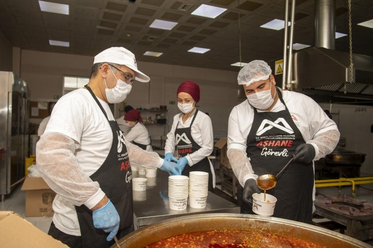 B&uuml;y&uuml;kşehir Belediyesinden pandemide 500 bin sıcak yemek