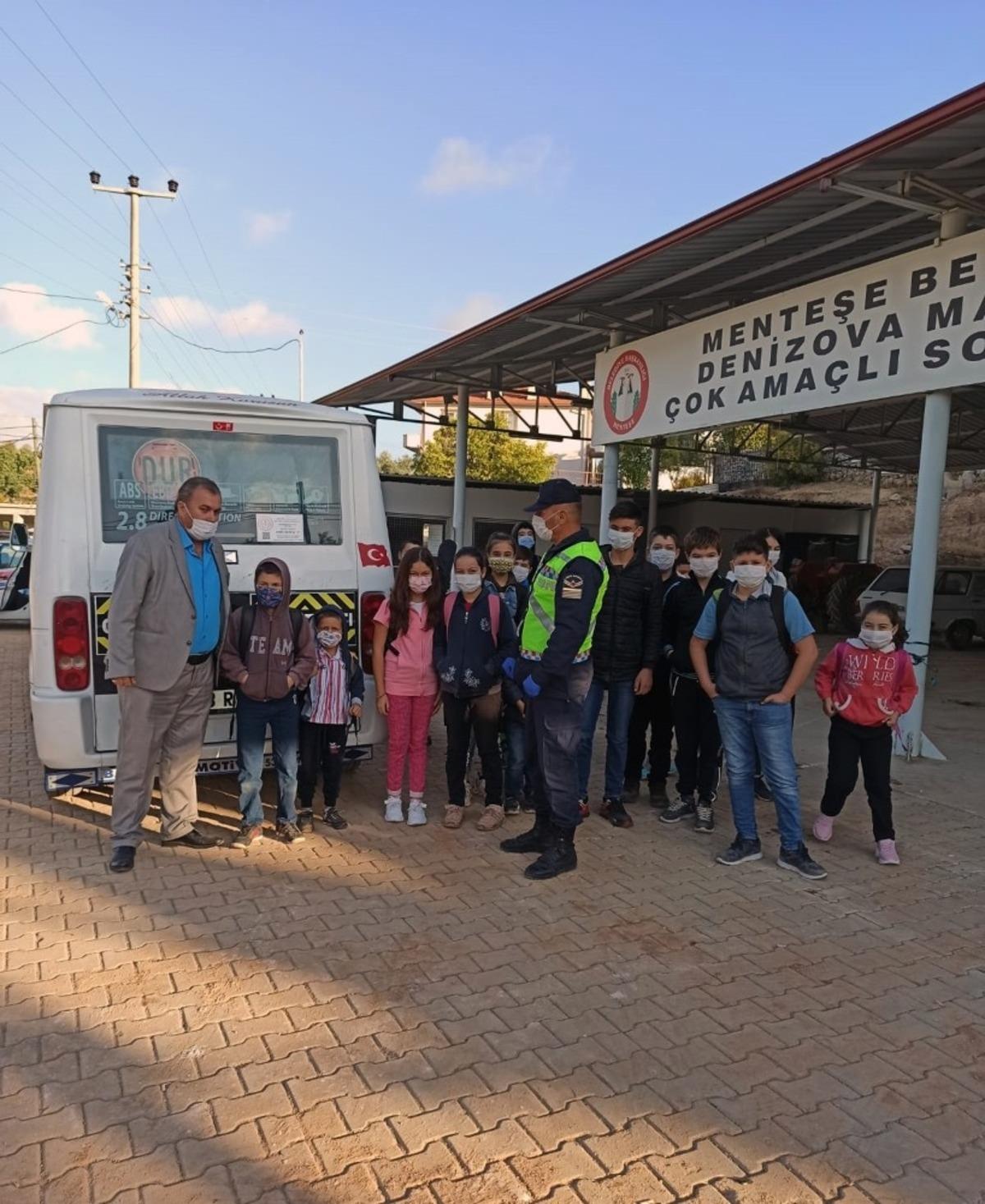 Jandarma servis ara&ccedil;larını hem denetledi, hem maske dağıttı