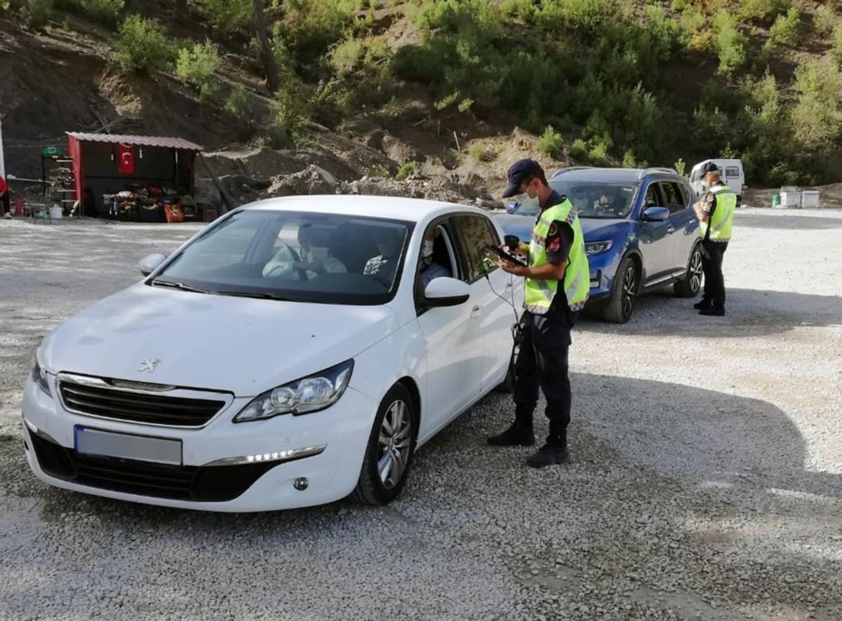 Adana&rsquo;da 6 kişiye 5 bin 400 TL maske cezası